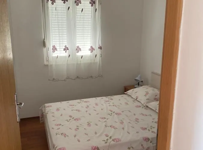 Apartment Mladenka 20m From Marina!