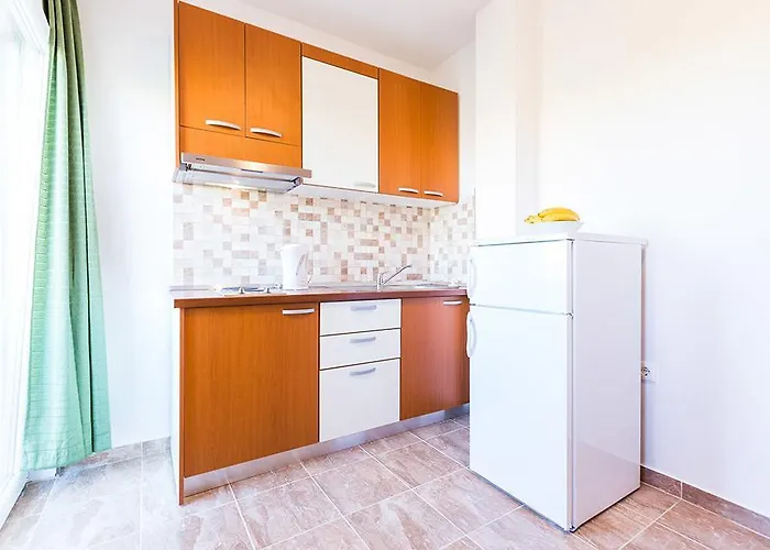 Apartment Mladenka 20m From Marina!