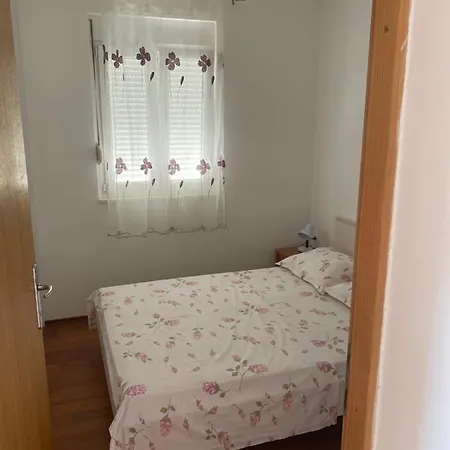 Apartment Mladenka 20m From Marina!