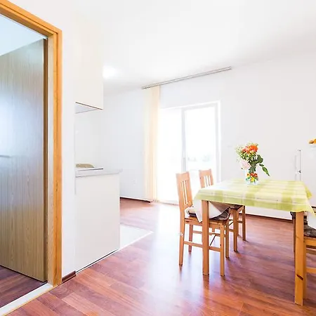 Apartment Mladenka 20m From Marina!